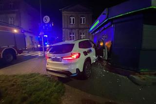 Wypadek w Toruniu. Samochód wjechał w kiosk