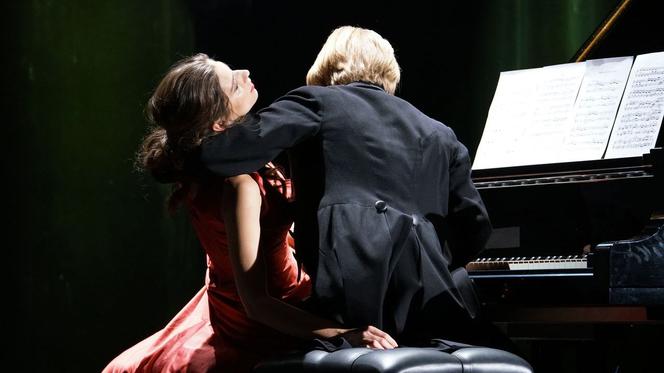 Barwy szczęścia, odc. 2218. Regina (Kamila Kamińska), Remek (Piotr Sędkowski)