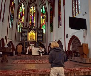 Kilka dni po wypadku Skolim już szaleje po scenie bez temblaka. Ciało boga, głos anioła