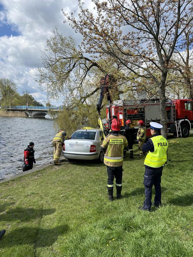 Samochód dryfował w jeziorze. Policja szukała właściciela