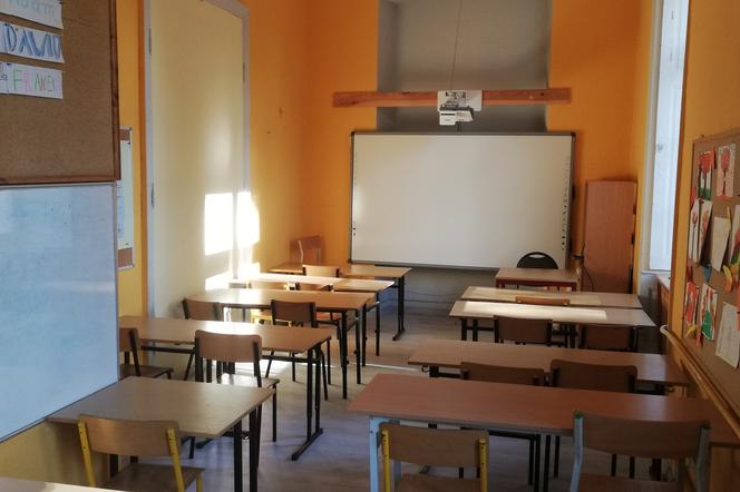 W obecnym budynku szkoły problemem są m.in. niewielkie sale lekcyjne, wąskie korytarze i brak sali gimnastycznej