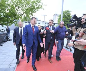 Wielkie wejście Trzaskowskiego do TVP. Zdjęcia uchwyciły każdy krok