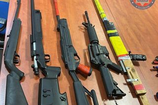 Ostrzelali kamienicę w centrum miasta. Jeden z nich miał w domu cały arsenał