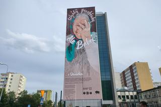 Legenda powróciła do Białegostoku. Słynny mural Wyślij pocztówkę dla babci oficjalnie odsłonięty