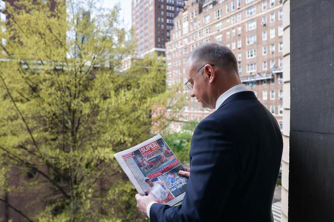 Andrzej Duda w Nowym Jorku czyta "Super Express"