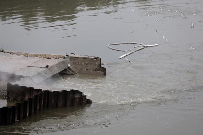 Most pontonowy na Wiśle zdemontowany. Ścieki znów wpadają do rzeki
