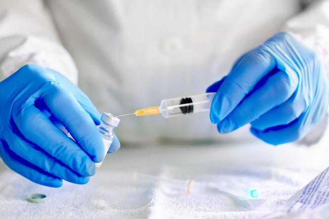 Koronawirus w Polsce: jak się szczepić bezpiecznie? EKSPERT WYJAŚNIA