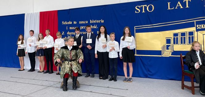 Pierwsza Dama uczciła z uczniami 100 lat od nadania imienia Stefana Batorego Szkole Podstawowej w Liwie