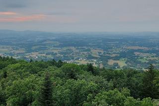 Nowa atrakcja turystyczna w Małopolsce już otwarta. Wieża widokowa z ponad 50-metrową zjeżdżalnią 