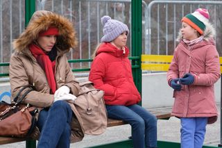 	M jak miłość odc. 1857. Dorota (Iwona Rejzner), Hania (Wiktoria Basik), jej koleżanka Zosia (Natalia Samagalska)