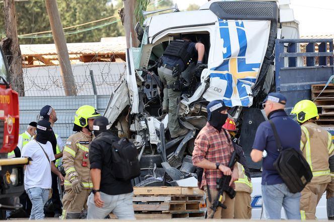 Ciężarówka wjechała w przystanek. Hamas przyznaje się do ataku 