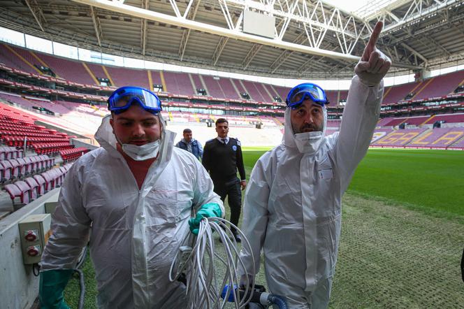 Służby epidemiologiczne na stadionie w Stambule
