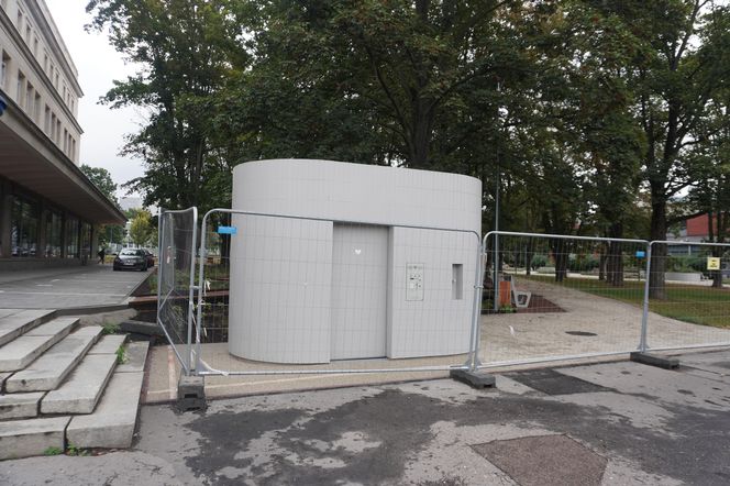 Toaleta publiczna za 484 tys. złotych na Skwerze Gwary Warszawskiej w stolicy