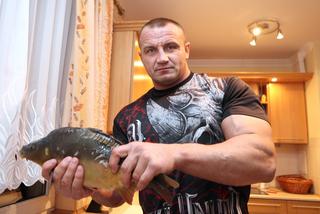 Tak Mariusz Pudzianowski zabił karpia! Zwierzę nie miało szans, Pudzian ma niezawodny sposób! [ZDJĘCIA]