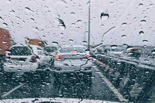 Złe warunki na drogach. Deszcz, mżawka i śnieg utrudniają kierowcom jazdę