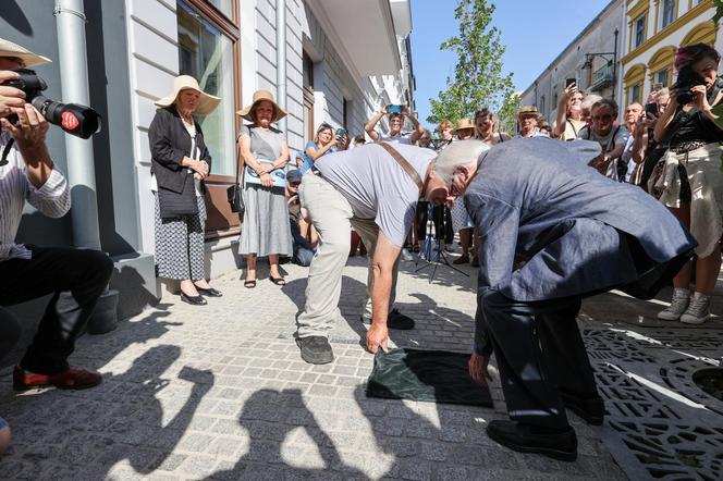 Ocalał z getta. Leon Weintraub odsłonił kamienie pamięci na ul. Włókienniczej