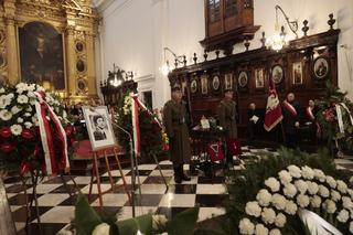 Wzruszające napisy na szarfach na pogrzebie Jerzego Połomskiego