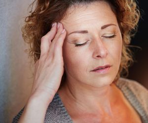 Częściej cierpią kobiety. Jak się objawia migrena oczna i jak ją leczyć?