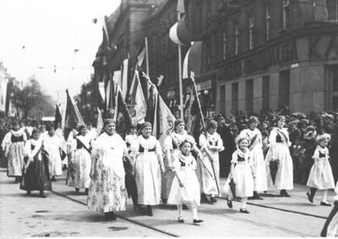 Uroczystości 3 Maja na starych fotografiach. Wielkie defilady i piękne stroje! [ZDJĘCIA]