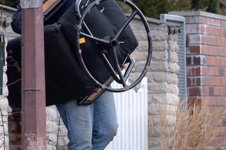 Na piżamę włożył bluzę