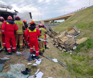 Wypadek w Elizówce. Kierowca był zakleszczony w pojeździe