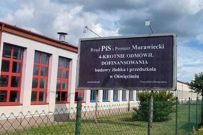 Kontrowersyjny billboard w Oświęcimiu. Prezydent miasta oskarżył PiS i premiera Morawieckiego