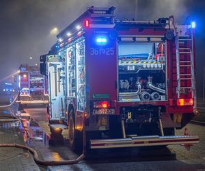 Potężny pożar hotelu na Mazowszu. Z płomieniami walczy 140 strażaków 