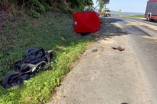 Wola Łagowska. 72-letni motorowerzysta nie żyje. Zderzył się z fordem 32-latka [ZDJĘCIA].