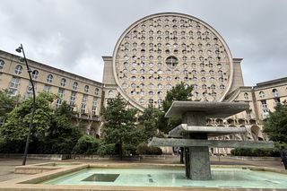 Picasso's Arenas. Budynek mieszkalny położony w Noisy-le-Grand pod Paryżem