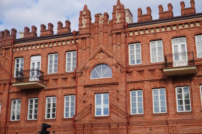 To najpiękniejsza kamienica w Białymstoku. Ceglana fasada z XIX wieku błyszczy do dziś
