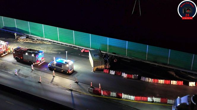 Wypadke na S7. Wjechał na remontowaną drogę. Wielka ciężarówka runęła na bok