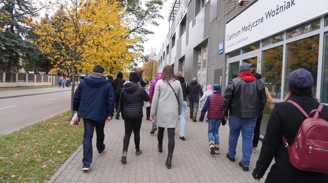 Tłumy na cmentarzu przy ul. Poprzecznej. Olsztynianie odwiedzają groby bliskich [ZDJĘCIA]