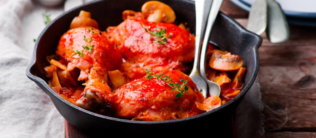 Kurczak a la Marengo: jak zrobić kurczaka w pomidorach z oliwkami