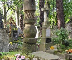 Groby znanych ludzi - gdzie się znajdują? Cmentarze, które warto odwiedzić