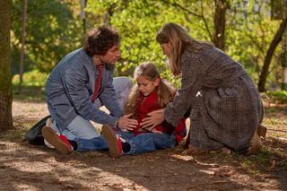 Na Wspólnej, odc. 3951: Jarek (Wojciech Rotowski), Eliza (Katarzyna Chorzępa), Hania (Pola Żak)