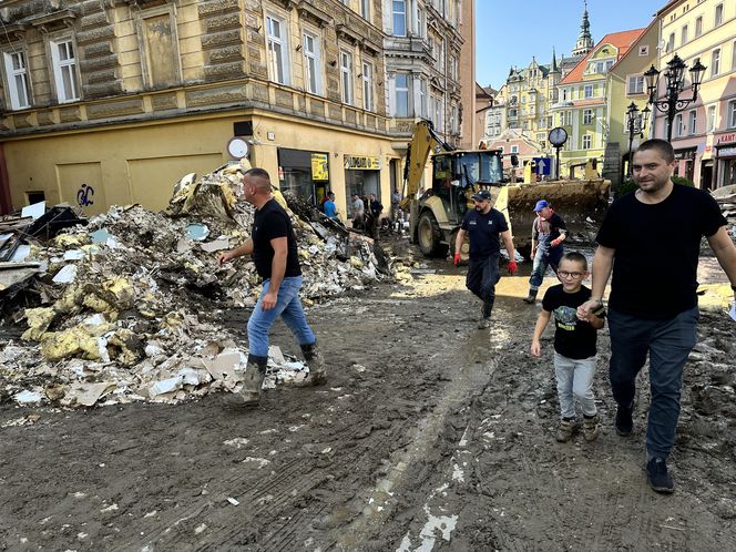 Mieszkańcy Kłodzka i Stronia Śląskiego rozpoczęli wielkie sprzątanie. Chcą zwalczyć skutki powodzi