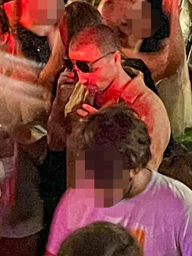 Hakiel bawi się, a nie pije