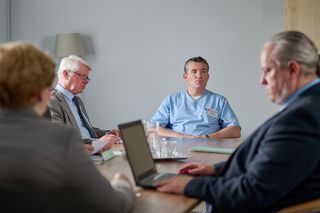 Na Wspólnej odc. 4077. Krystyna Agier (Małgorzata Knothe), Lew Nalepa (Przemysła Sadowski)