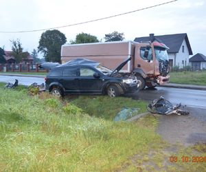 Dodge zmiażdżony przez volvo podczas skrętu w lewo. Nie żyje 43-latek