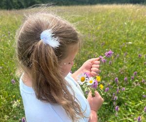 Marta Nawrocka na spacerze z córką i mężem
