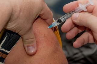Eksperci zalecają jednoczesne szczepionki na grypę i Covid-19. Sprawdź, dlaczego