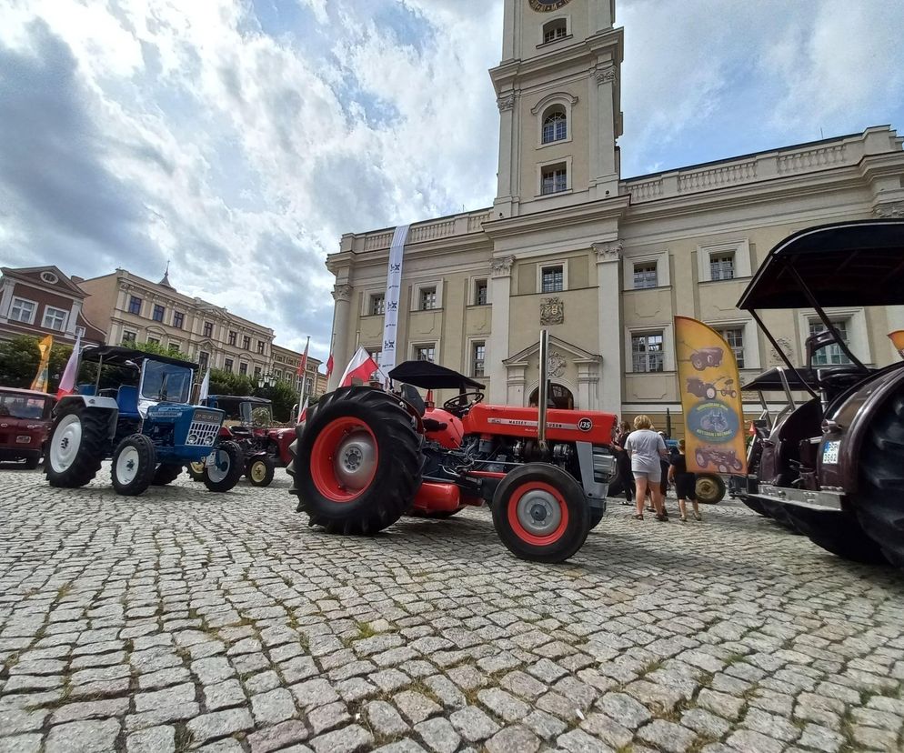 ​Zabytkowe traktory na rynku w Lesznie. Przedsmak festiwalu w Wilkowicach