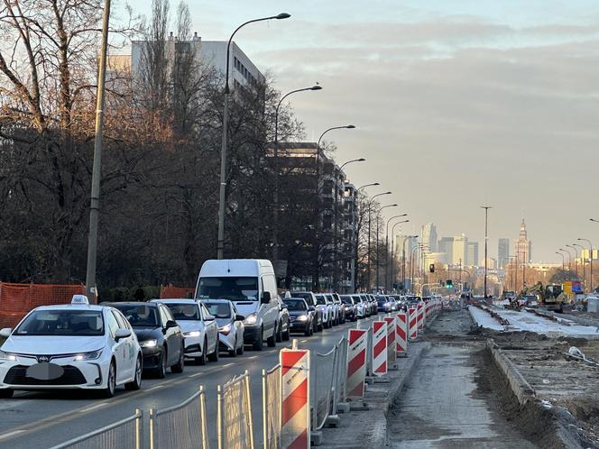 Koszmarny wypadek w Warszawie. Autobus miejski potrącił 12-latkę. Dziewczynka trafiła do szpitala