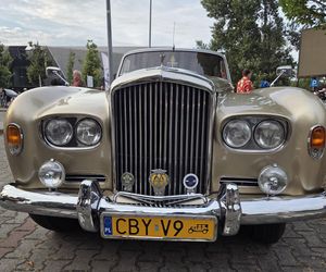 Klasyczna motoryzacja znów zachwyciła Bydgoszcz. „Bydgoskie Klasyki Nocą” przy Torbydzie