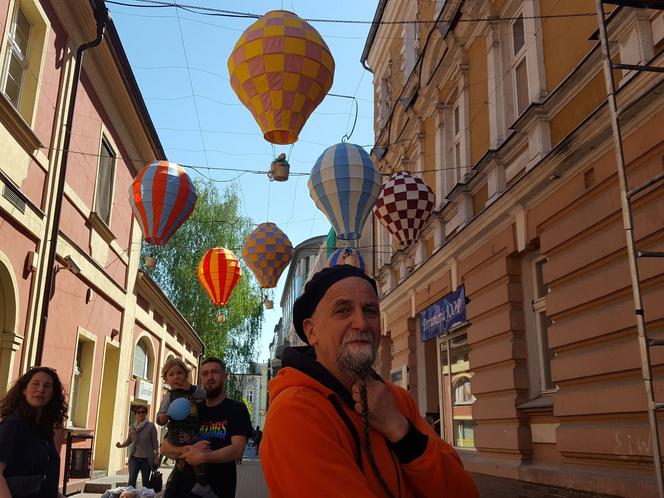 Nad ulicą Wróblewskiego w Lesznie latają balony