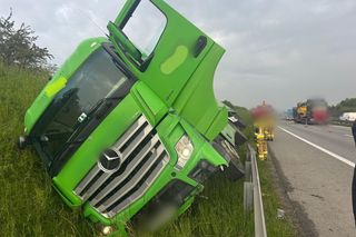 Koszmarny poranek na A4. Ciężarówka w rowie, stworzył się gigantyczny korek