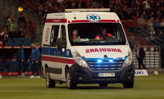 Rafał Mikulec w spotkaniu z Miedzią Legnica nabawił się bardzo groźnie wyglądającej kontuzji. Zawodnik długo opatrywany był na murawie, skąd zabrała do karetka