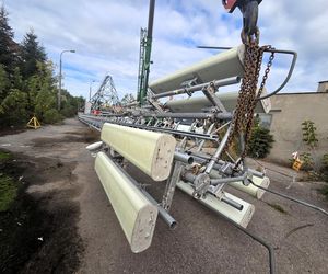 Postawili 32-metrowy maszt, a teraz go zdemontowali! Afera w Ostrowcu Świętokrzyskim [ZDJĘCIA]