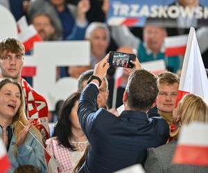 Trzaskowski cały w emocjach! Co za przemówienie! Tłum oszalał