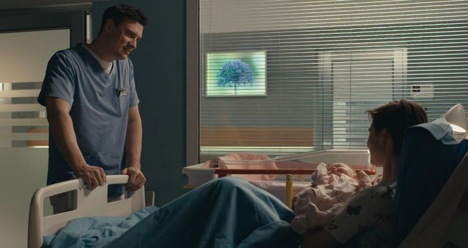 Na dobre i na złe odc. 959 finał sezonu. Blanka (Pola Gonciarz), jej córka Nina (Michalina Grot), Krzysztof Radwan (Mateusz Damięcki)